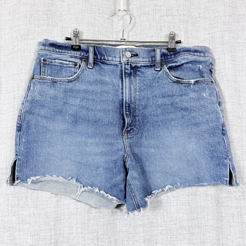 Abercrombie & Fitch 4" Mom Shorts Size 14/32 High Rise Distressed 90s Raw Hem